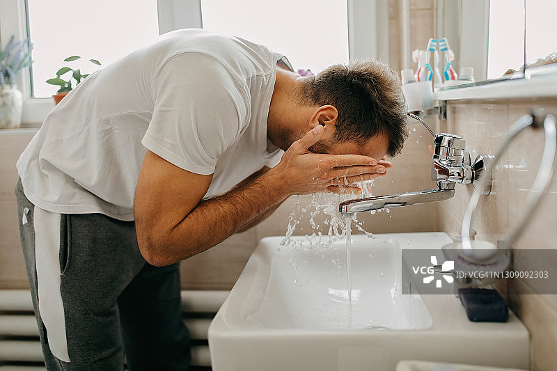 年轻男人早上准备出门图片素材