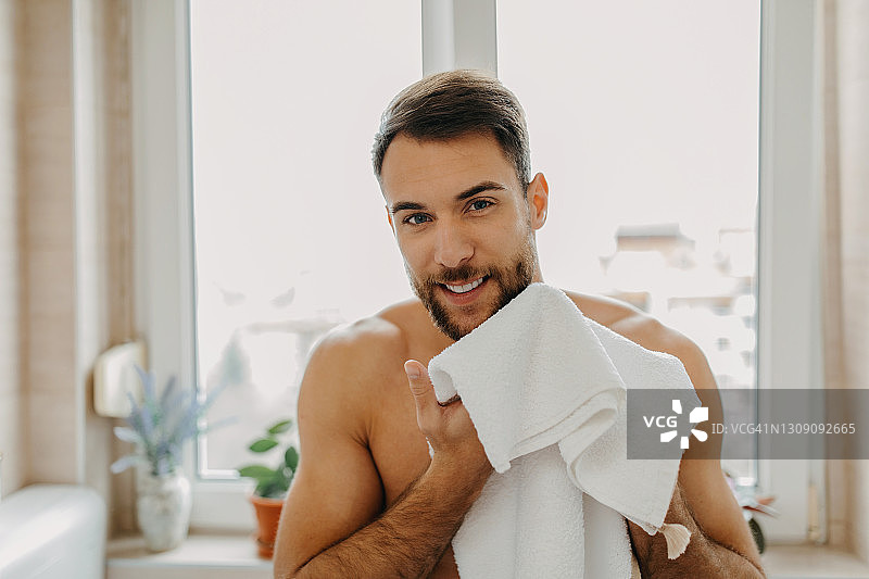 年轻男人早上准备出门图片素材