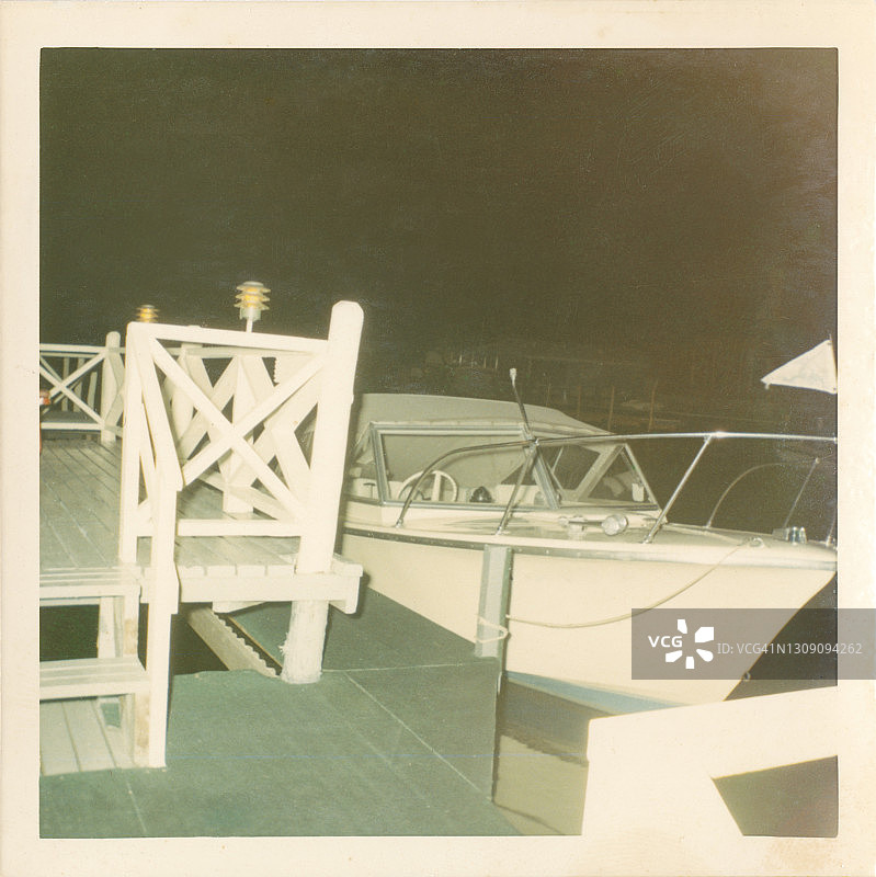 停靠在海滩小屋的船只复古照片图片素材