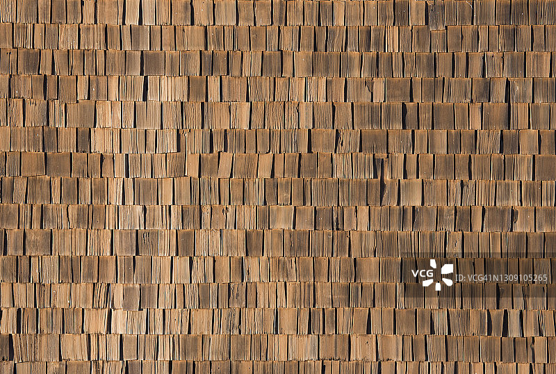 屋顶上腐烂的木瓦图片素材