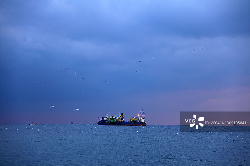 暴风雨海面上的工业船只图片素材