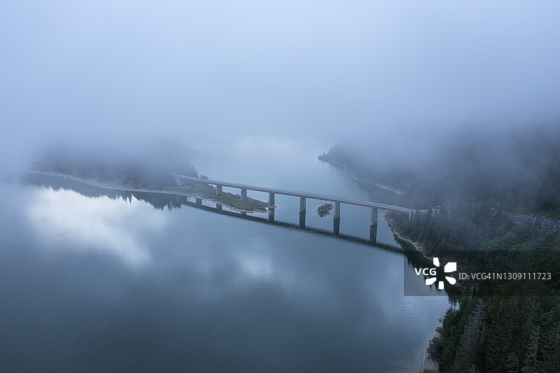 德国巴伐利亚，雾秋季：西尔文施泰因湖大桥航拍图片素材