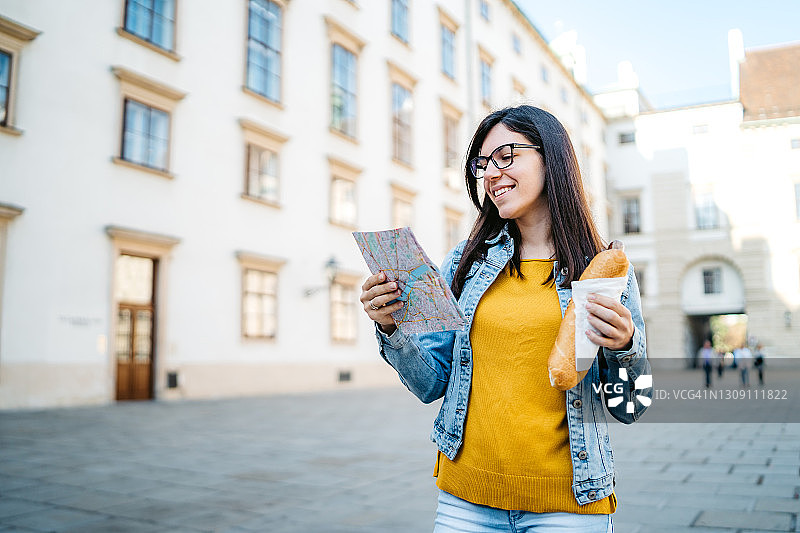 在维也纳旅行的女子图片素材