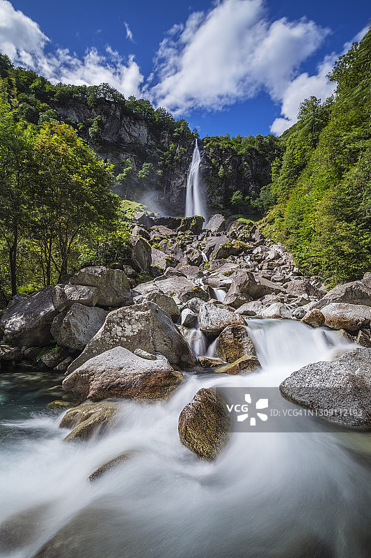 瑞士福罗格里奥瀑布图片素材