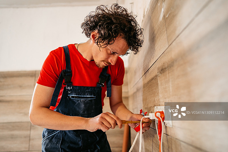 装修房屋时从事电力工作的工人图片素材