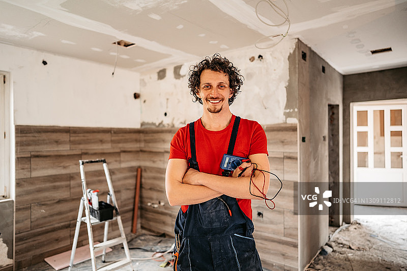 微笑的电工正在装修房子图片素材