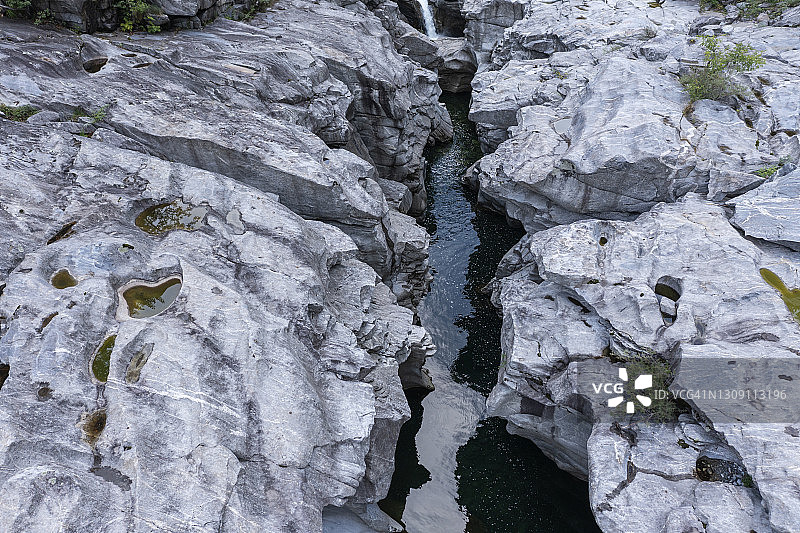 马贾河穿过布罗拉桥附近的花岗岩峡谷图片素材