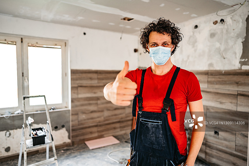 建筑工人戴口罩装修公寓图片素材