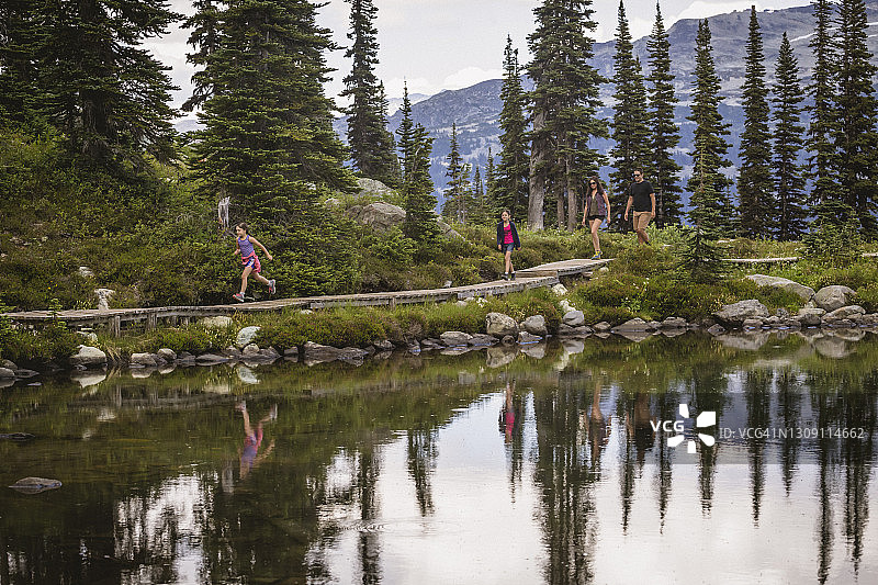 一家人在惠斯勒高山湖泊徒步旅行图片素材