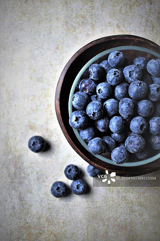 碗里的新鲜蓝莓图片素材