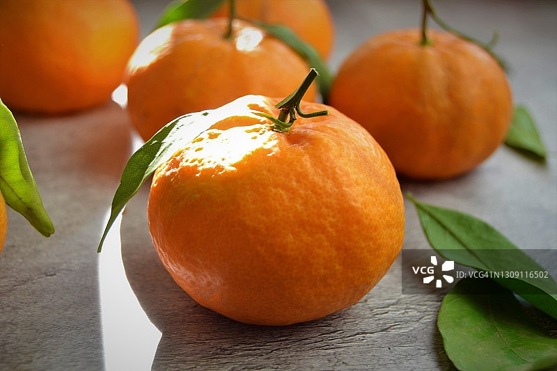 桌子上的橘子图片素材