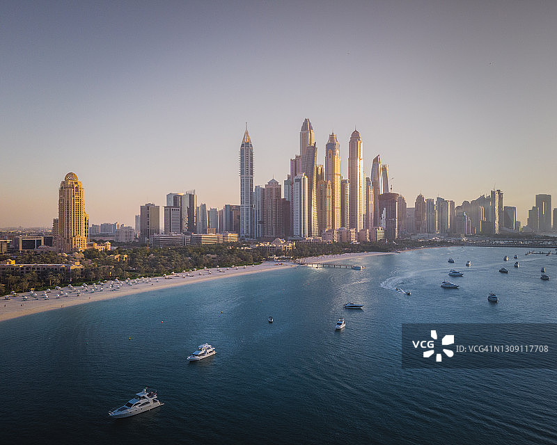 日落时分迪拜码头海景图片素材