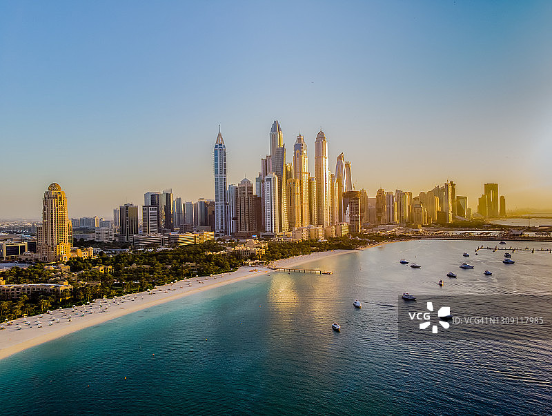 日落时分迪拜码头海景图片素材