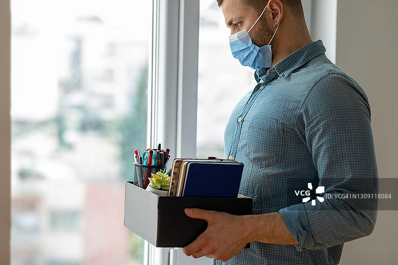 年轻人被解雇了图片素材