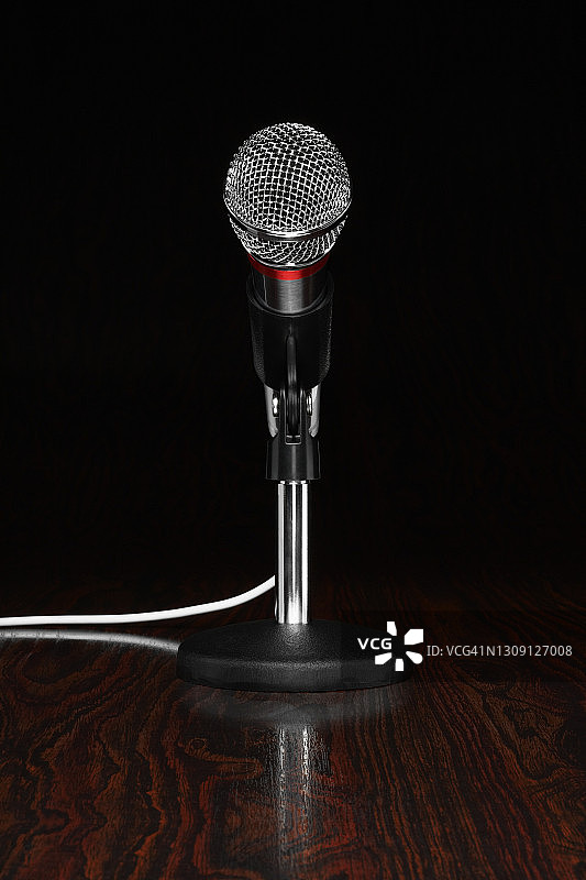 木制桌面上的麦克风和支架图片素材
