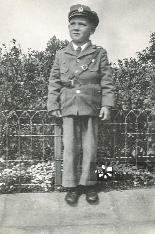 身穿士兵制服的小男孩复古照片图片素材