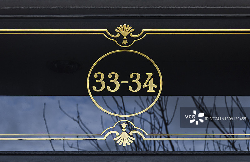 外墙上的数字33-34特写图片素材