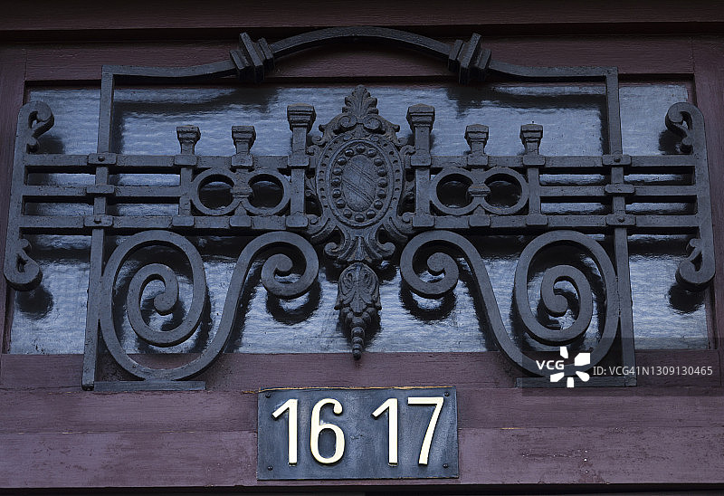 外墙上的数字16-17的特写图片素材