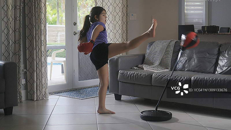 小女孩在客厅练习自由搏击图片素材
