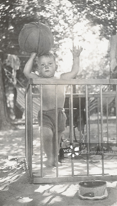 力量与决心：抱着篮球的婴儿，拿着篮球的幼儿复古照片图片素材