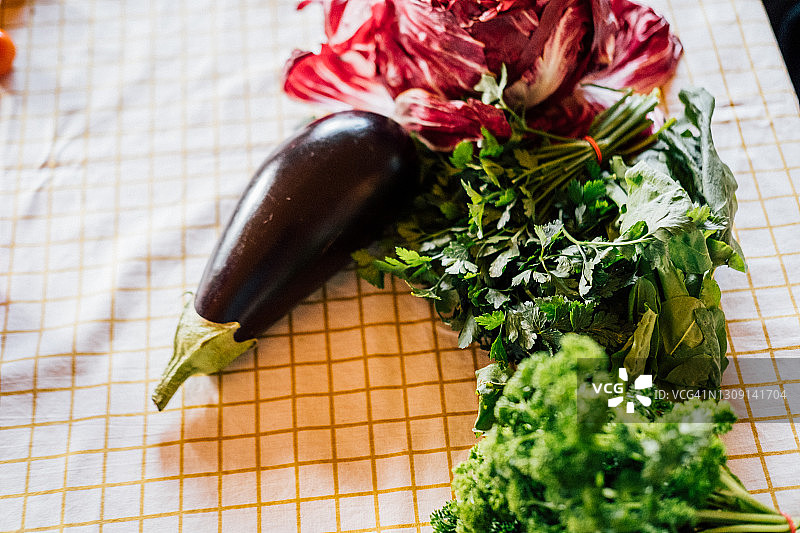 桌布上的茄子、菠菜、欧芹和沙拉图片素材
