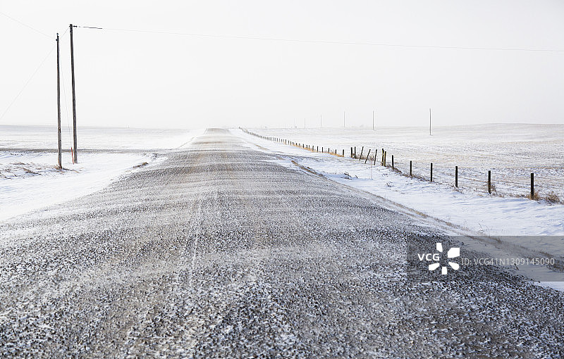 碎石路上的暴风雪场景图片素材