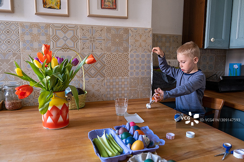 小男孩装饰复活节彩蛋图片素材