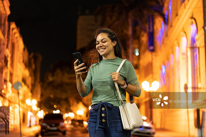 在邦热苏斯街打电话的游客图片素材