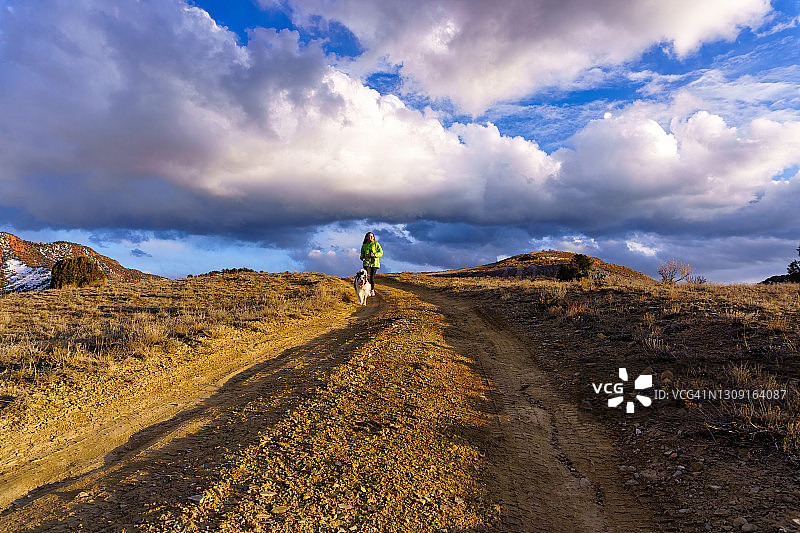 女孩在风景优美户外越野跑图片素材