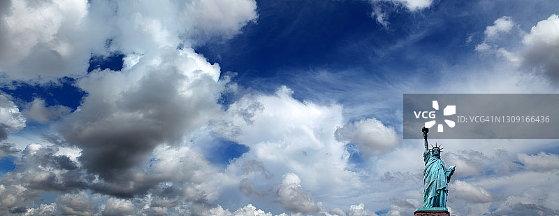 自由女神像和暴风云图片素材