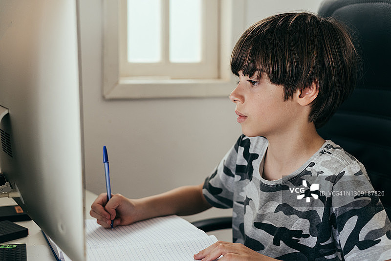 男孩上网课图片素材