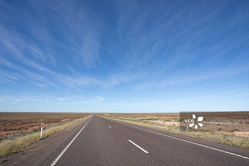 斯图尔特公路：澳大利亚内陆，伍默拉，南澳大利亚州图片素材