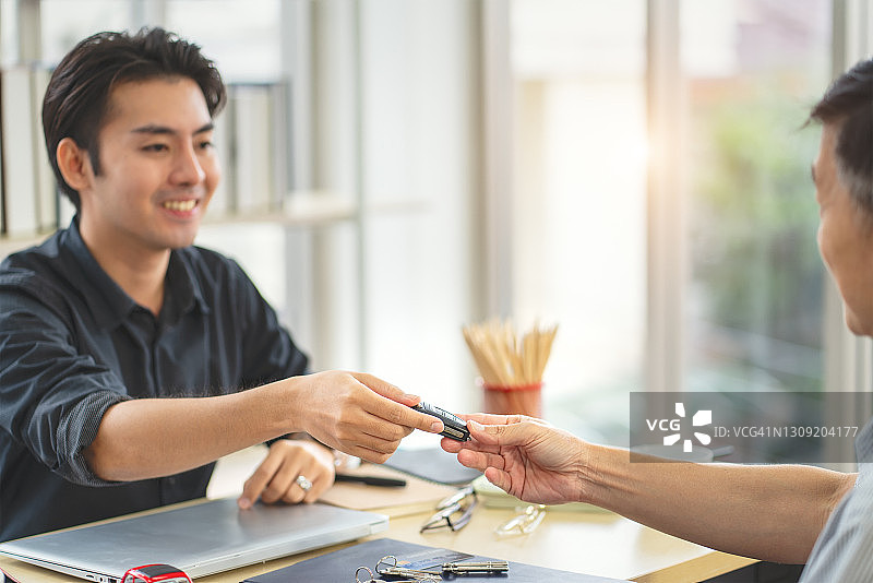 汽车经销商将新车钥匙交给客户特写图片素材