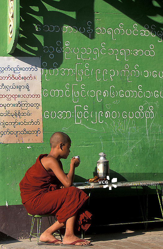佛教小沙弥饮茶图片素材