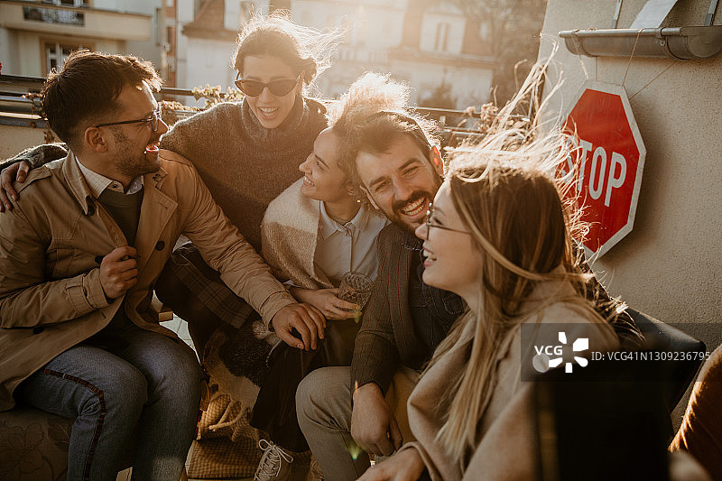 朋友们闲逛并自拍图片素材