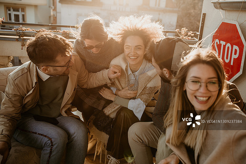 一群赶时髦的朋友图片素材