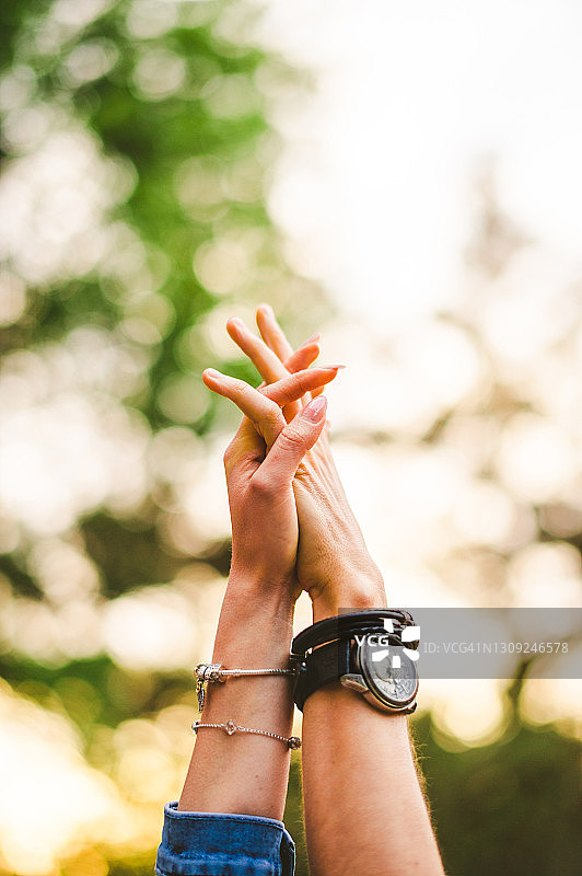 缠绕的双手图片素材