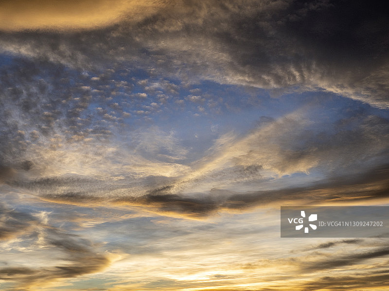 日落时分天空中的云彩图片素材