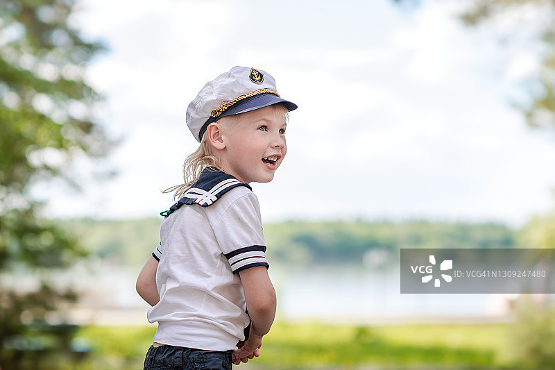 穿着水手服的快乐男孩图片素材