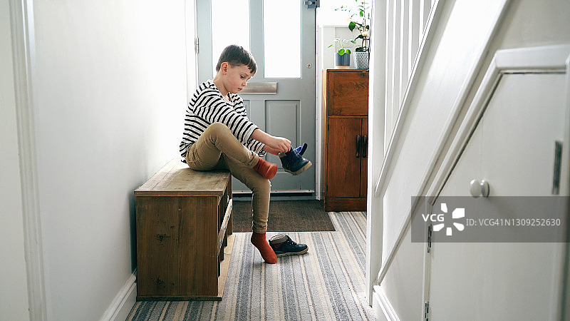 小男孩穿鞋图片素材