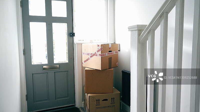 带有纸箱的前门图片素材