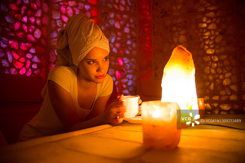 在健康水疗中心接受喜马拉雅盐疗法的女人图片素材