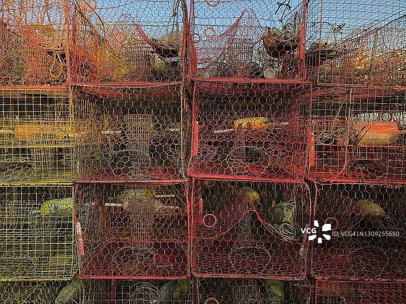 切萨皮克湾，坦吉尔海峡附近的蟹笼堆叠图片素材
