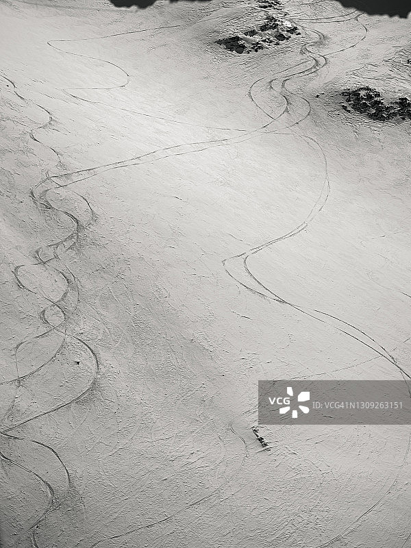 俯拍雪地滑雪痕迹。图片素材