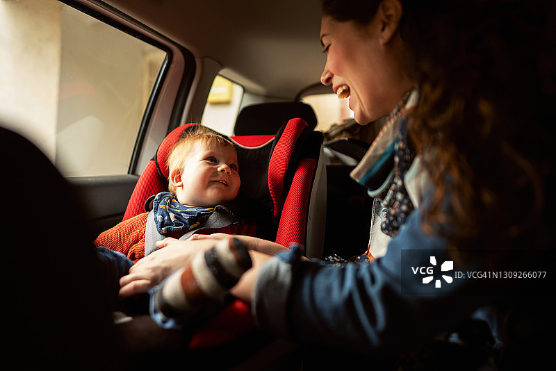 母亲和男婴在车里玩耍欢笑图片素材