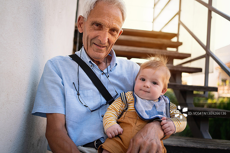 快乐的祖父和他的孙子图片素材