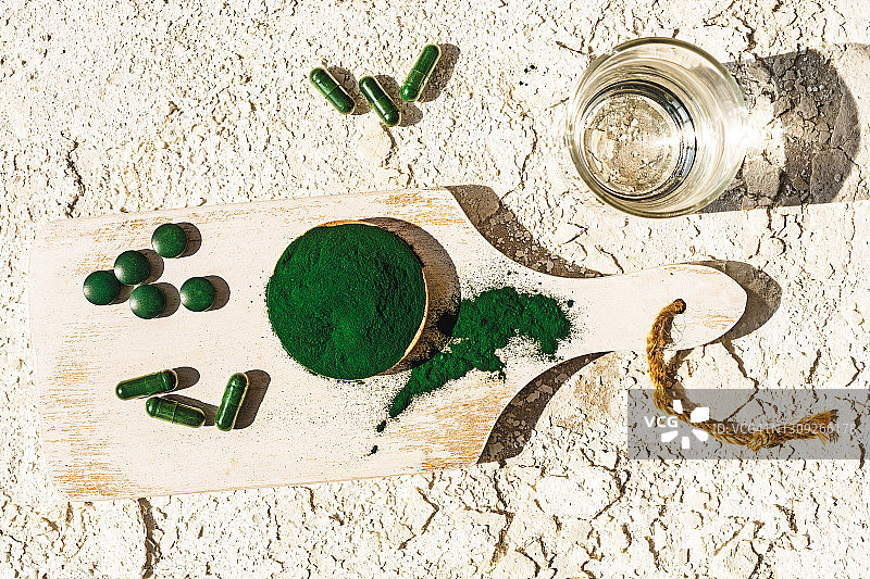 绿藻粉、药丸和胶囊图片素材