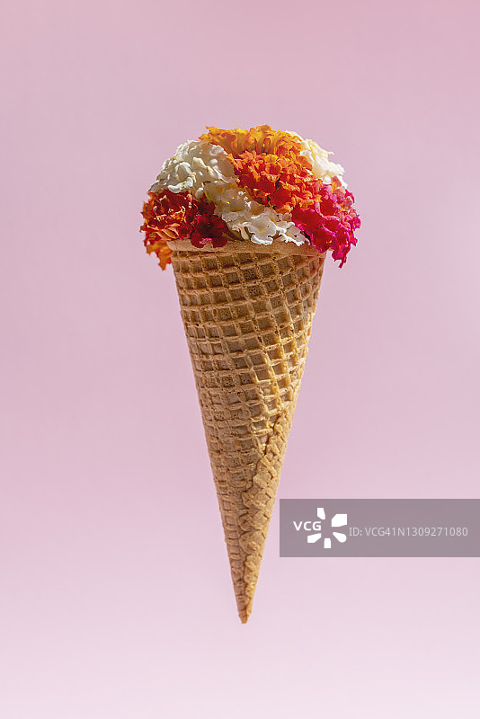 装满食用花的冰淇淋甜筒图片素材