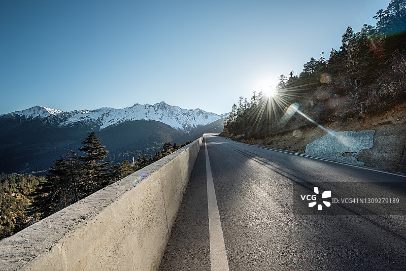 阳光下的梅里雪山高原公路图片素材