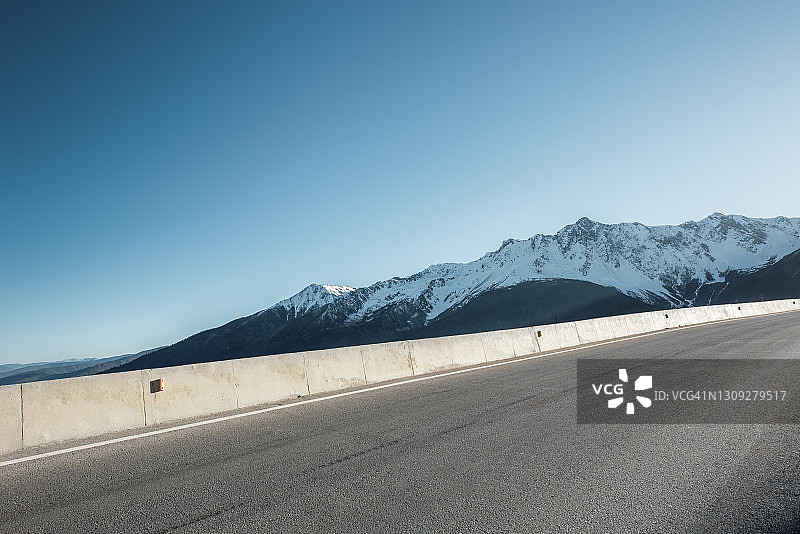 阳光下的梅里雪山高原公路图片素材